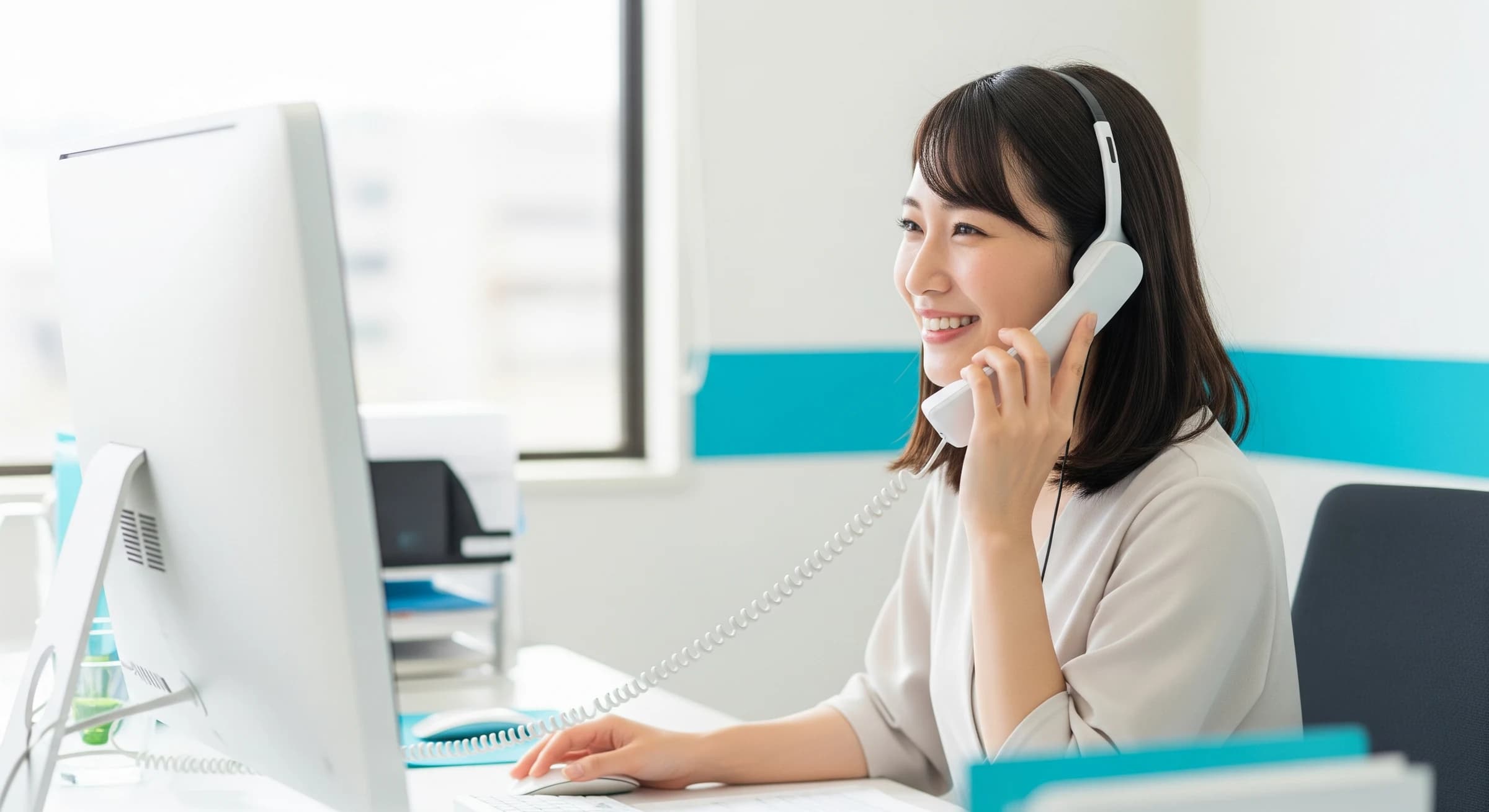 スタッフが笑顔で電話対応をしている様子